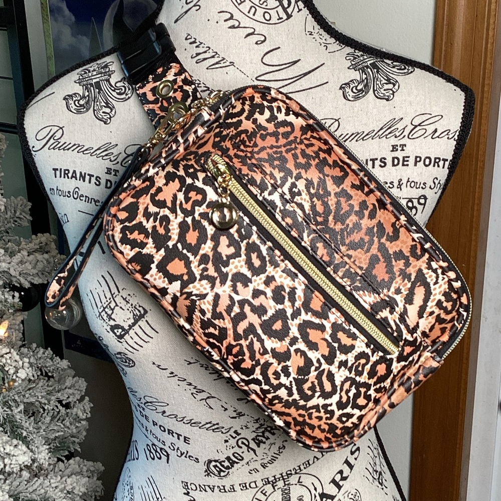 Save The Girls Leopard Print Crossbody Bag with Gold Accents BNWT 🤎🖤
